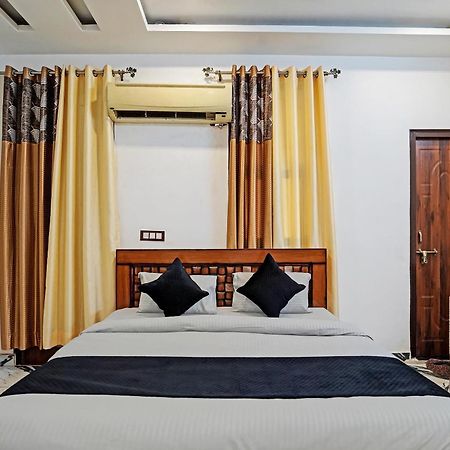 Play- Platinum Sector144 Couple Friendly Hotell Noida Exteriör bild