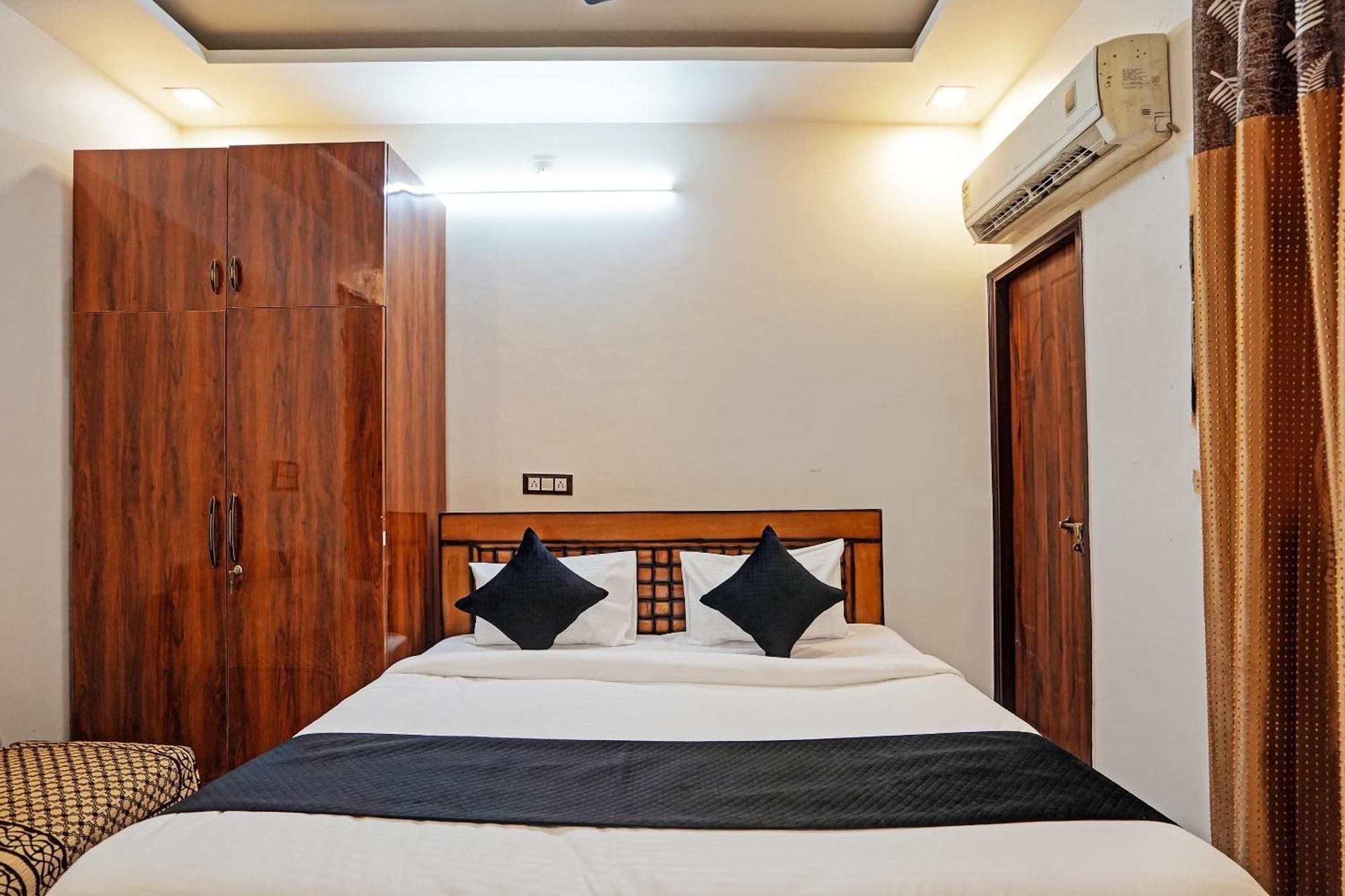 Play- Platinum Sector144 Couple Friendly Hotell Noida Exteriör bild