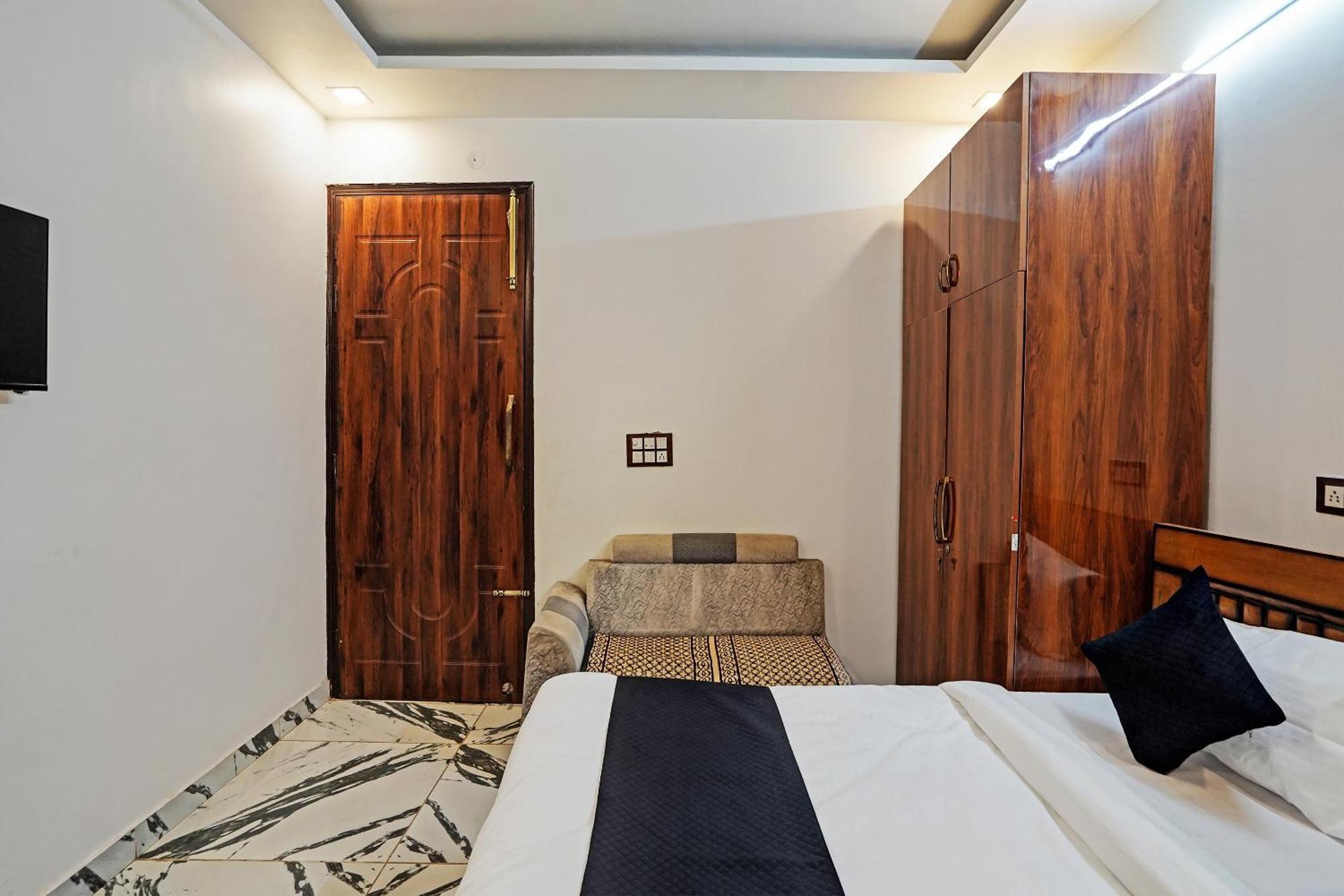 Play- Platinum Sector144 Couple Friendly Hotell Noida Exteriör bild