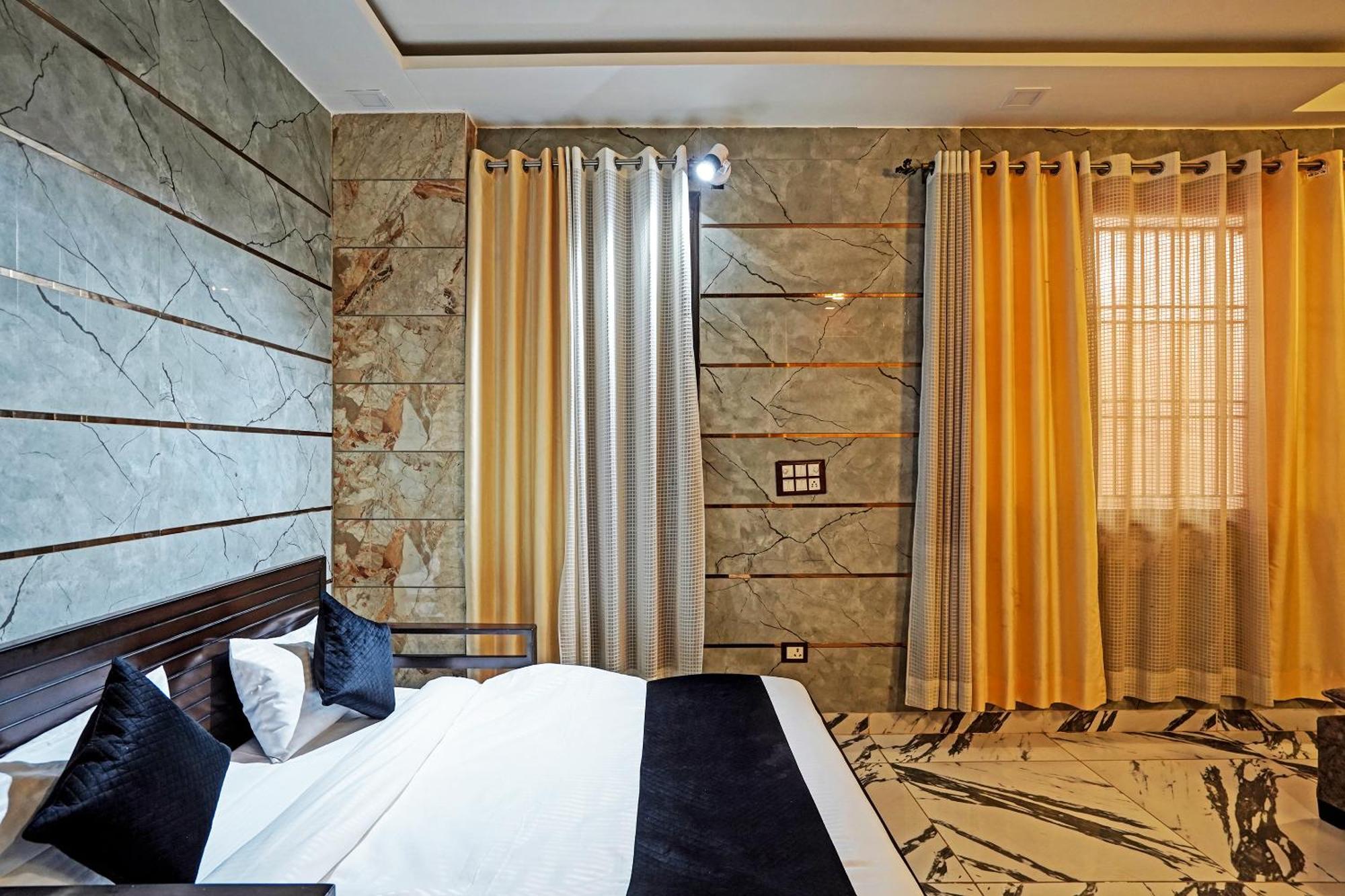 Play- Platinum Sector144 Couple Friendly Hotell Noida Exteriör bild