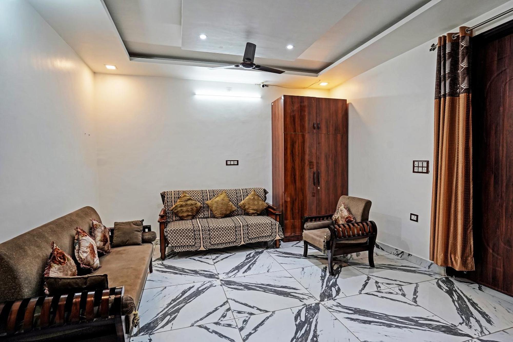 Play- Platinum Sector144 Couple Friendly Hotell Noida Exteriör bild