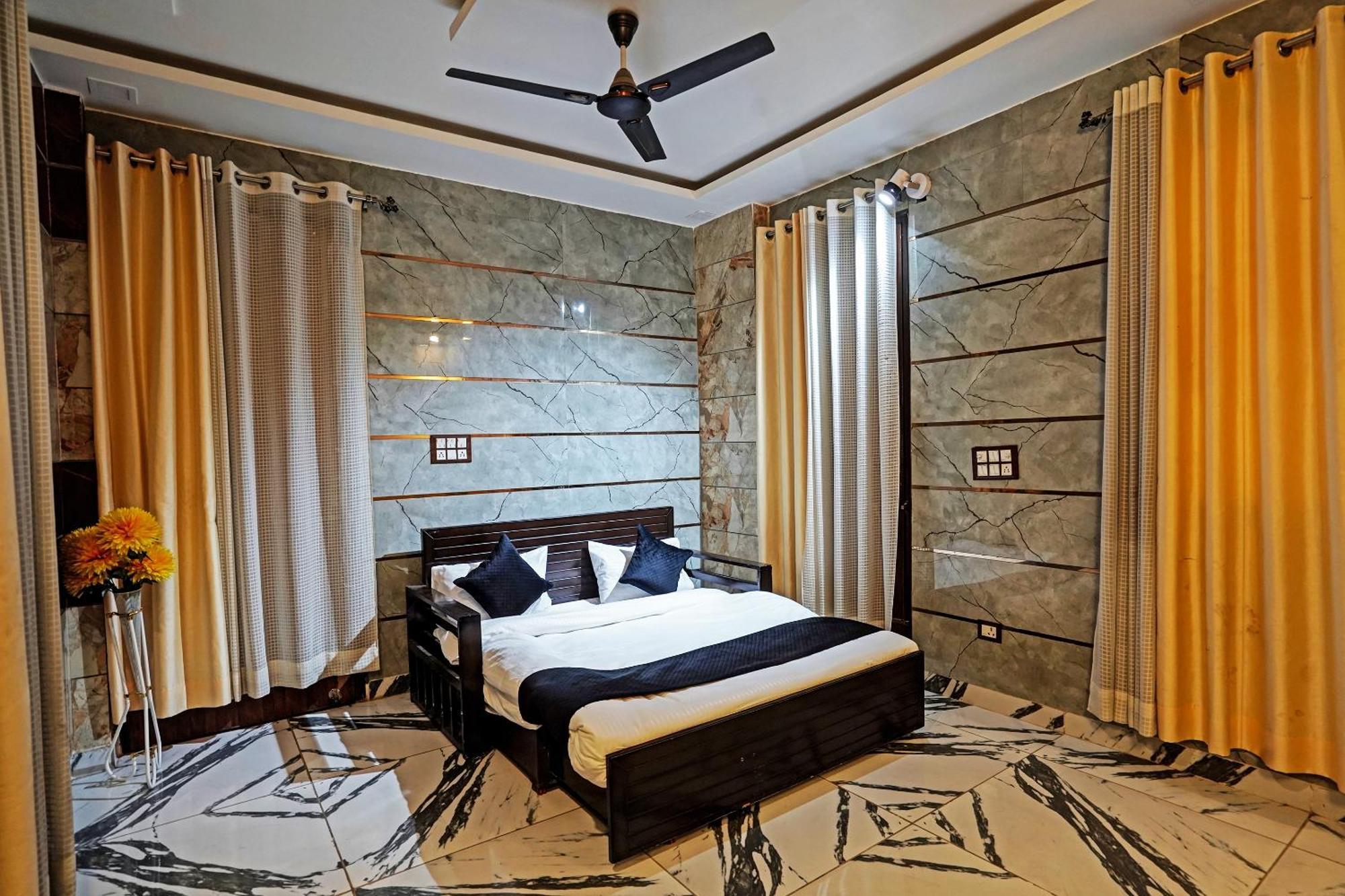Play- Platinum Sector144 Couple Friendly Hotell Noida Exteriör bild