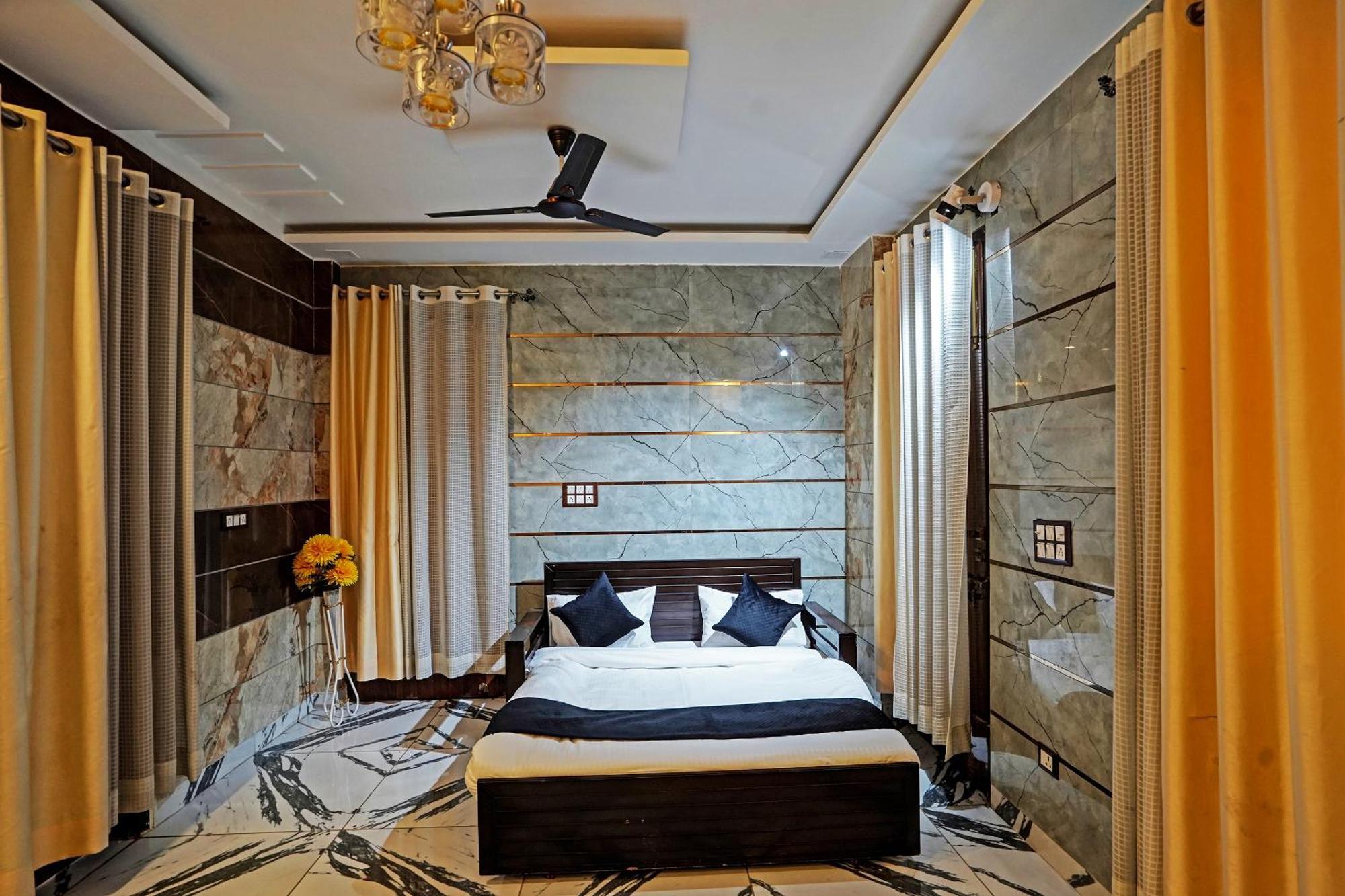 Play- Platinum Sector144 Couple Friendly Hotell Noida Exteriör bild