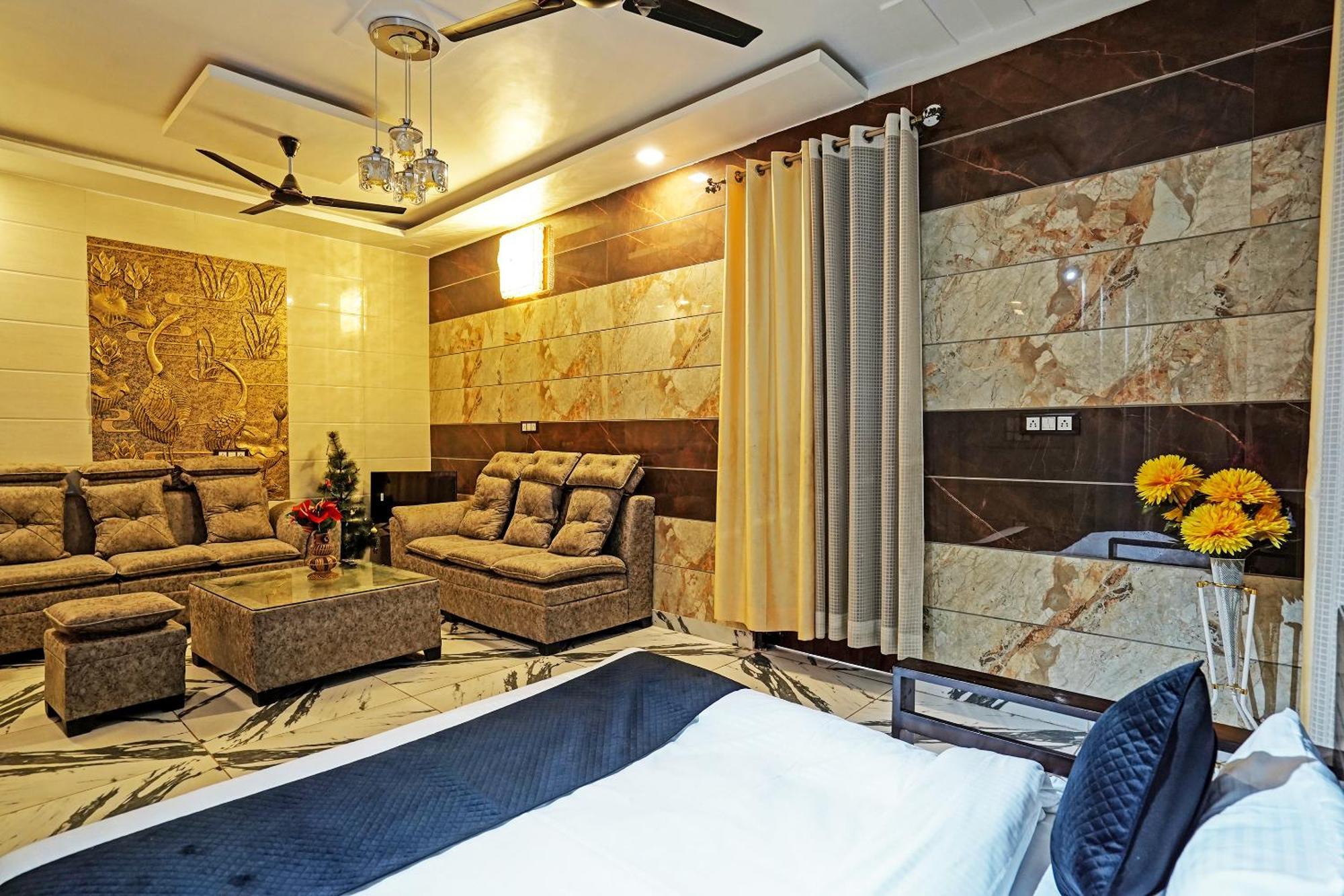 Play- Platinum Sector144 Couple Friendly Hotell Noida Exteriör bild