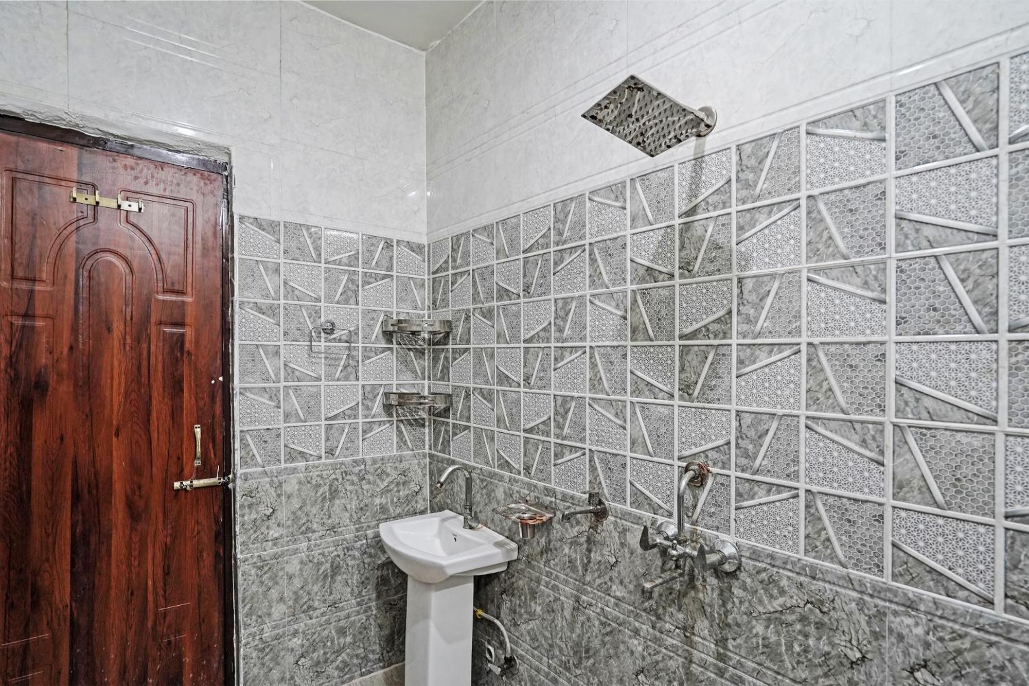 Play- Platinum Sector144 Couple Friendly Hotell Noida Exteriör bild